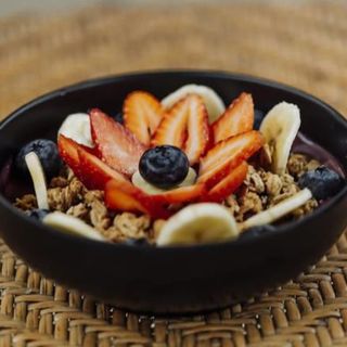 Acai con granola y fruta