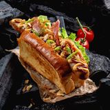 Хот-дог з копченою сосискою і беконом