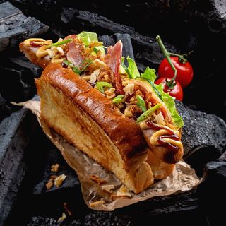 Хот-дог з копченою сосискою і беконом