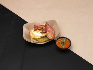 Ziemniaki z grilla z jajkiem i boczkiem (330g)