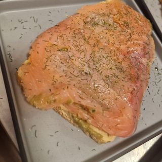 Tosta de salmón ahumado y cremoso guacamole 