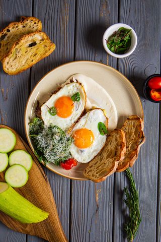 Оладьи из кабачков с глазуньей и сыром (300г)