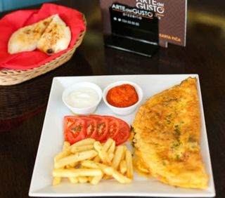 Omlet sa šunkom, sirom i gljivama