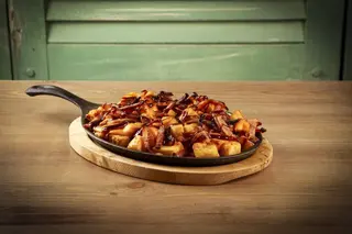 Patatas con bacon y queso