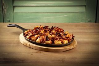 Patatas con bacon y queso