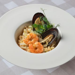 Птитим с морепродуктами в сливочном соусе