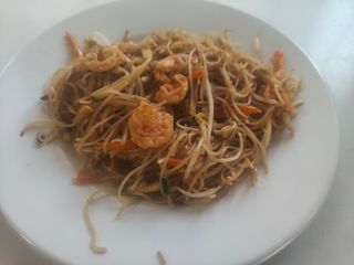 55. Spaghetti di riso con gamberi