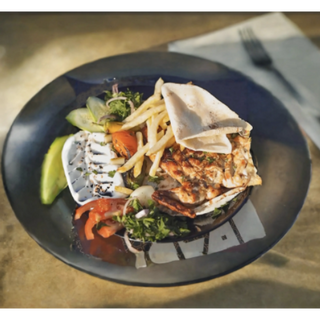 Demi-poulet grillé au charbon avec riz entrées et frites 