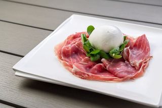 Prosciutto di Parma stagionato e bufala