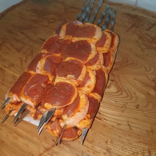 Шашлык из утки, лепешки собственной выпечки , соус , лук 