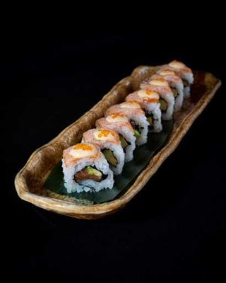 Roll de salmón braseado con topping de huevas ikura [8 piezas]