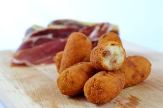 Croquetas de jamon con patatas y salsa 