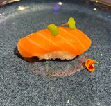 33. Nigiri de salmón (2 pzs.)