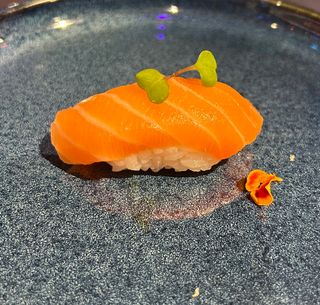 33. Nigiri de salmón (2 pzs.)
