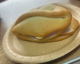 Сандвич с пилешко и топено сирене