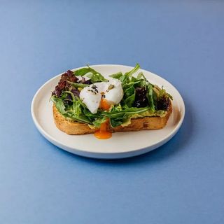 Тост с гуакомоле, яйцом пашот и миксом салата