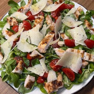INSALATONA PETTO DI POLLO E GRANA