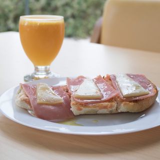 Tostada parisina mantequilla York queso curado