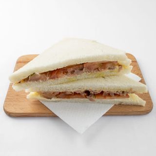 Tramezzino con tonno e pomodoro