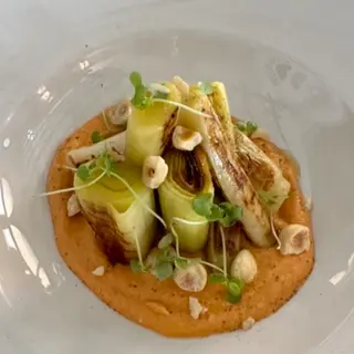 PUERRO ASADO CON ROMESCO