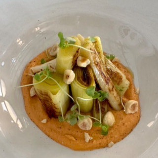 PUERRO ASADO CON ROMESCO