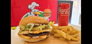 МЕНЮ Телешки бургер, картофи и безалкохолно Кока Кола (400г)