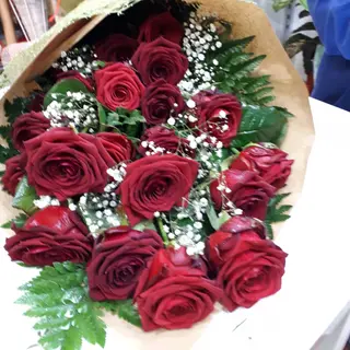 15 rose rosse finemente confezionato