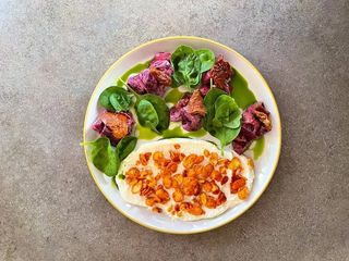 Салат з печеним буряком, вʼяленими томатами та мусом з Бринзи (240г)