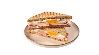 Tost z jajkiem i szynką