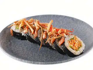 Futomaki z chrupkami z tempury z opalanym łososiem