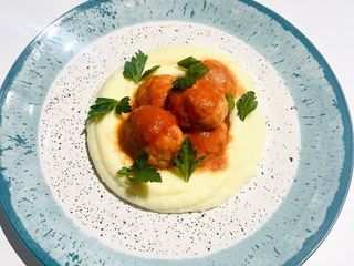 Лососеві тефтелі у томатному соусі з картопляним пюре (380g)