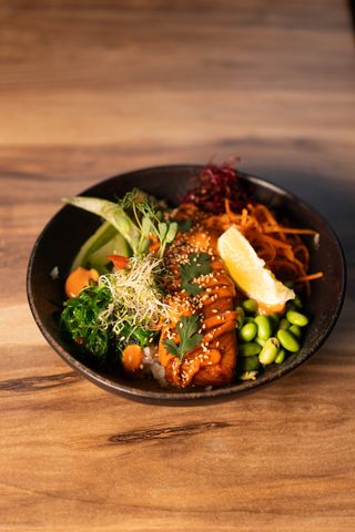 Poke bowl z łososiem