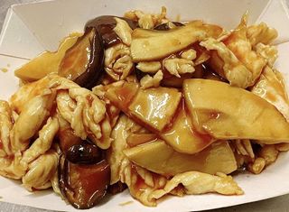 30. Pollo con bambu e funghi