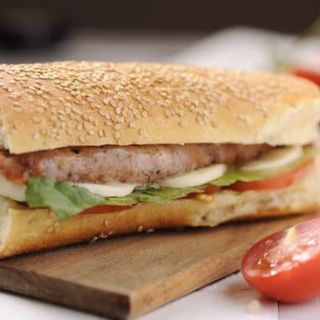 Bocadillo Con Pechugas, Queso y Bacon