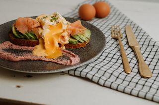 Zumo natural + Bowl de frutas  + Tosta salada + Postre 