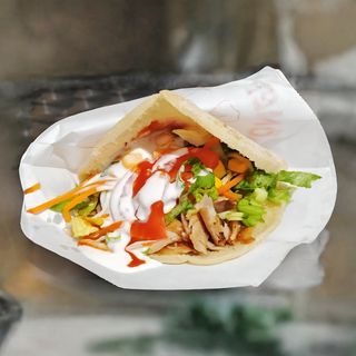 Kebab De Pollo Con Ensalada Y Salsa