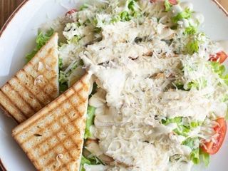 Салат з куркою пастрамі та хрустким бріошем (250g)