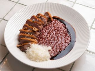 PIERŚ Z KACZKI Z WIŚNIOWYM GLAZEM I RIZOTTO Z CZERWONYM WINEM