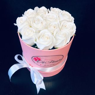 Cutie cu 13 Trandafiri Albi de Săpun