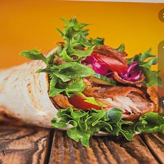 Rollos De Pollo (3 Uds.) Con Patatas Y Ensalada