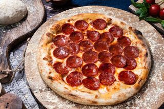 Пица Пеперони (300гр) + Пържени картофи + Бургаско Кен (500мл)