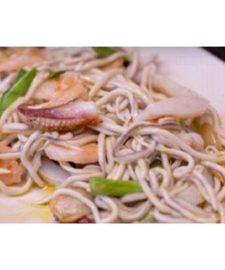 Sepia con gambas y gulas al ajillo