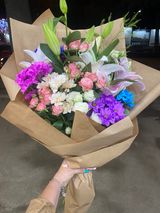 ლილია და ჰოლანდიური ფერადი ქრიზანთემა