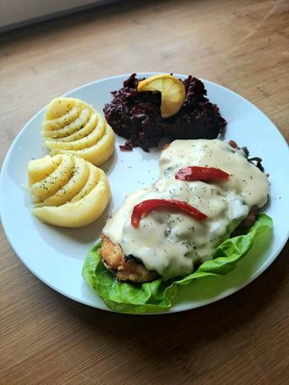 Kotlet schabowy pod pierzyną , ziemniaki , surowka