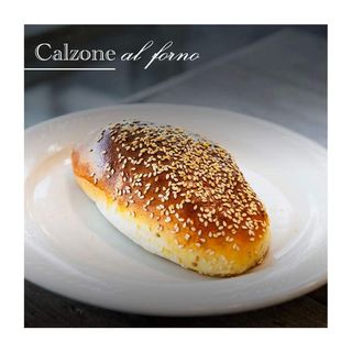Calzone al forno con prosciutto e mozzarella