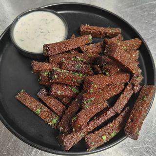 Palitos de pan de centeno con ajo
