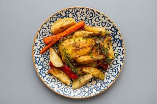 Cocoșel la cuptor, cartofi și legume coapte