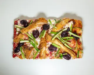 Pizza palermitana di pollo con stracciata di maccarese, olive di Gaeta e puntarelle di asparagi - al trancio
