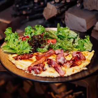 ომლეტი ბეკონით და შებოლილი სულუგუნით