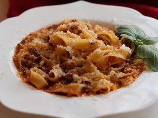 Фетучині Болоньєзе з соковитою телятиною та томатним соусом